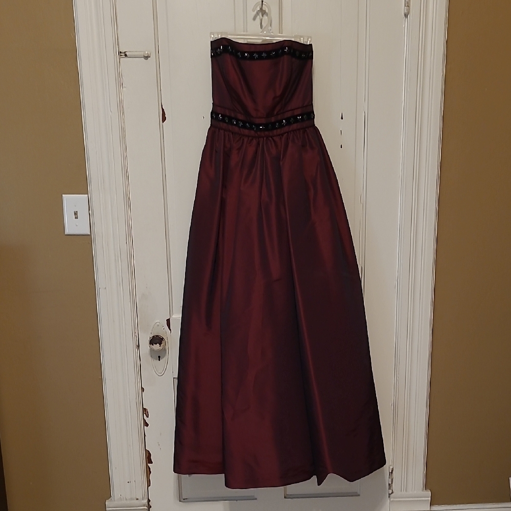 Elegant Burgundy Strapless Gown